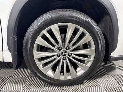 2022 Toyota Highlander Hybrid Platinum