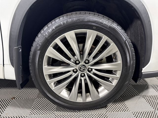 2022 Toyota Highlander Hybrid Platinum