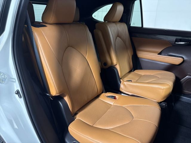 2022 Toyota Highlander Hybrid Platinum