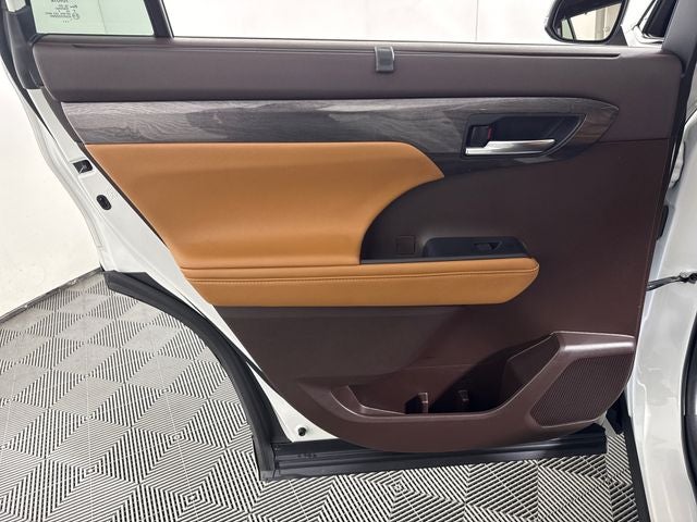 2022 Toyota Highlander Hybrid Platinum