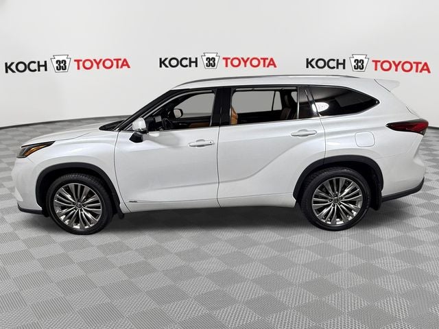 2022 Toyota Highlander Hybrid Platinum