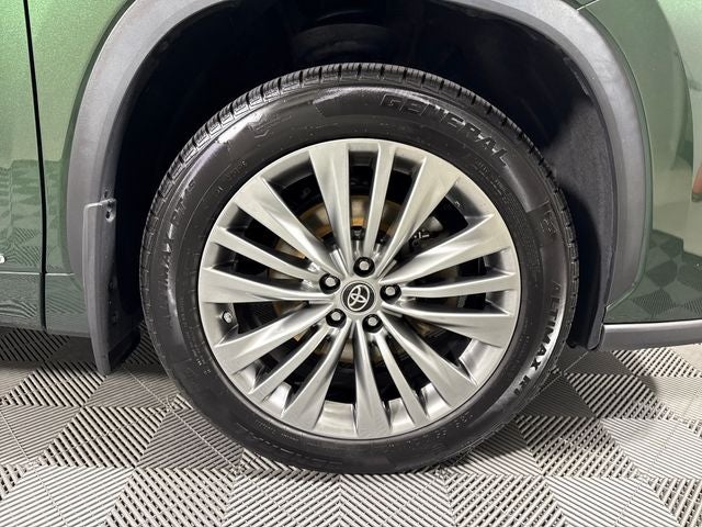 2023 Toyota Highlander Hybrid Platinum