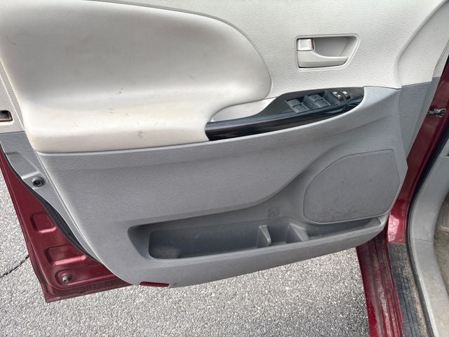 2012 Toyota Sienna LE 8 Passenger