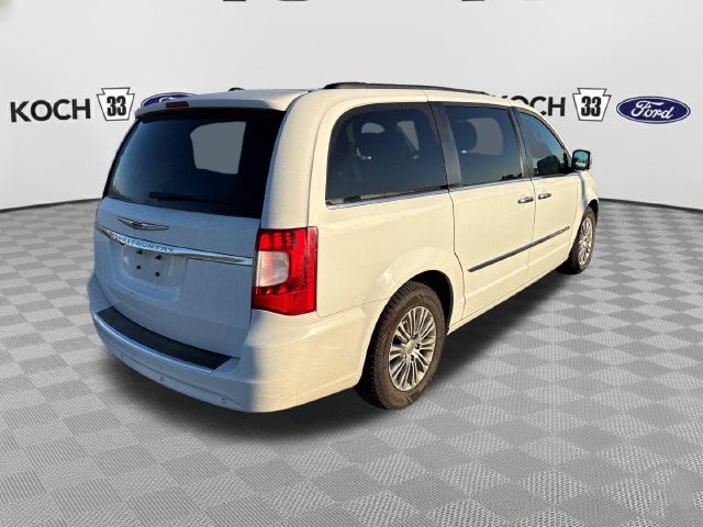 2016 Chrysler Town & Country Touring-L