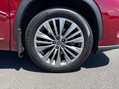 2022 Toyota Highlander Hybrid Platinum