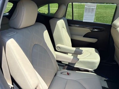 2022 Toyota Highlander Hybrid Platinum