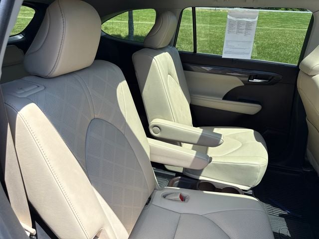 2022 Toyota Highlander Hybrid Platinum