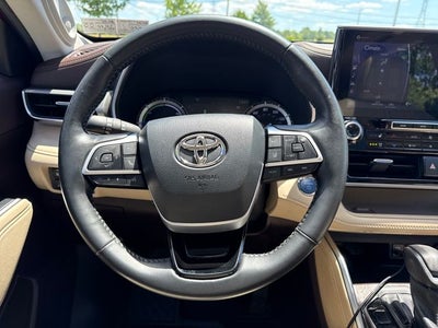 2022 Toyota Highlander Hybrid Platinum