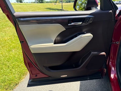 2022 Toyota Highlander Hybrid Platinum